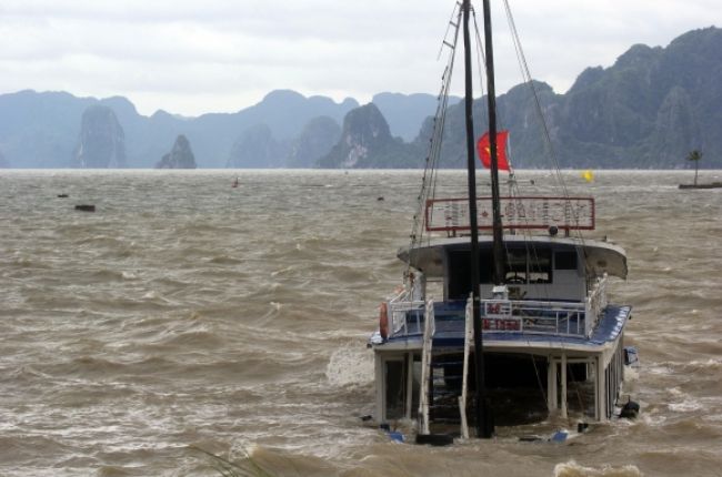 Video: Supertajfún Haiyan ničí po Filipínach aj Vietnam