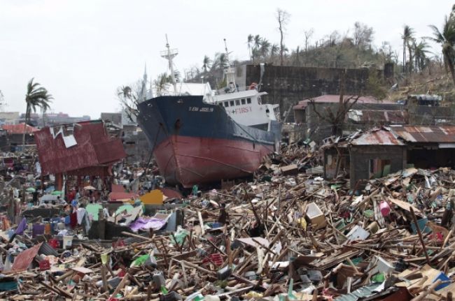 Video: Tajfún zrovnal Filipíny so zemou, zabil 10-tisíc ľudí 
