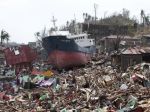 Video: Tajfún zrovnal Filipíny so zemou, zabil 10-tisíc ľudí 