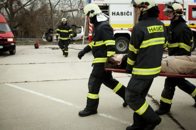 Pri Kútoch sa zrazili autá, medzi zranenými je tehotná žena