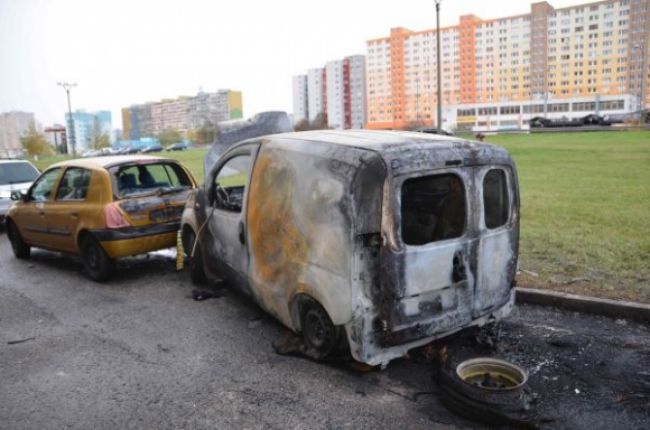 V Petržalke vyčíňal vandal, pre poškodenú nádrž vzbĺkli autá