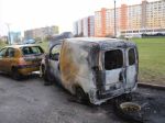 V Petržalke vyčíňal vandal, pre poškodenú nádrž vzbĺkli autá