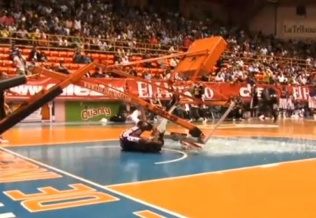 Video: Basketbalistu po smeči takmer zabila konštrukcia koša