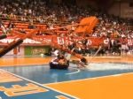 Video: Basketbalistu po smeči takmer zabila konštrukcia koša