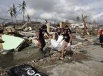 Tajfúnom zničené Filipíny ovládlo zúfalstvo