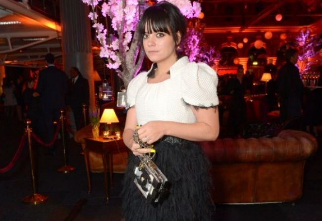 Lily Allen zverejnila novú pieseň aj s videoklipom