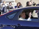 Pápež búra vatikánske zvyky, za prezidentom išiel na Forde