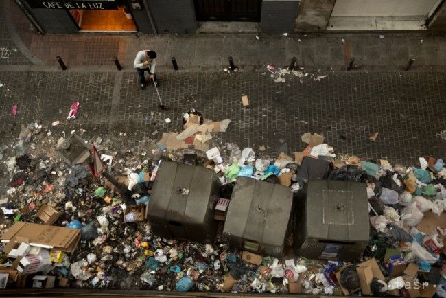 Madrid sa topí v odpadkoch, štrajkujúci smetiari dostali ultimátum