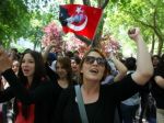 Turecké ženy už môžu nosiť v parlamente nohavice
