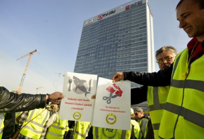 Do Dunaja žraloci, kričali odborári na proteste v Bratislave