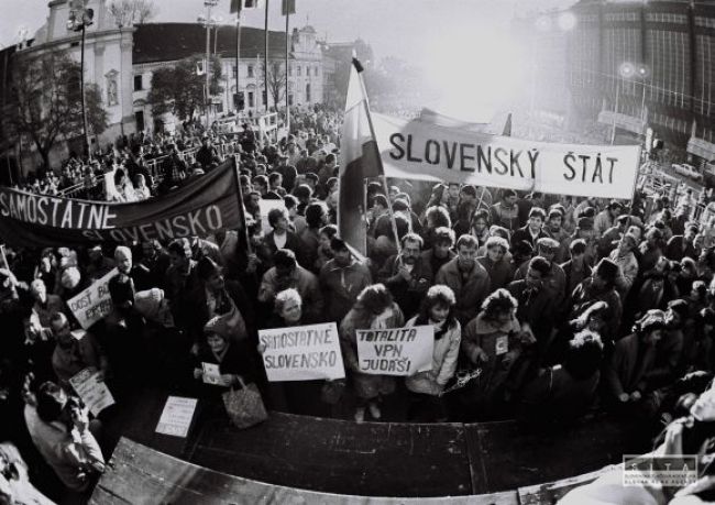 Demokraciu získanú revolúciou nevyužívame, tvrdí politológ