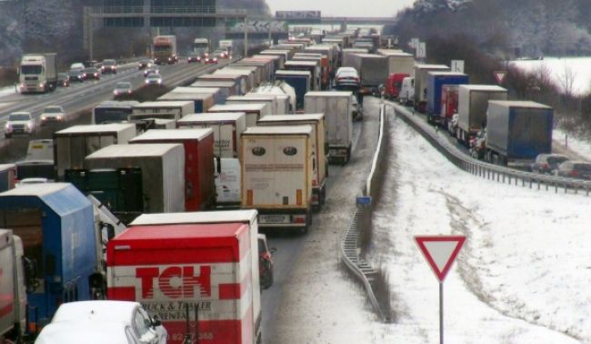 Tisíce kamiónov blokovali francúzske diaľnice pre spornú daň
