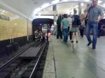 Pre požiar vo varšavskom metre evakuovali stovky ľudí