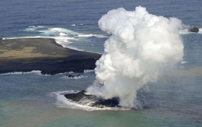 Video: Sopka vytvorila v oceáne pri Japonsku nový ostrov