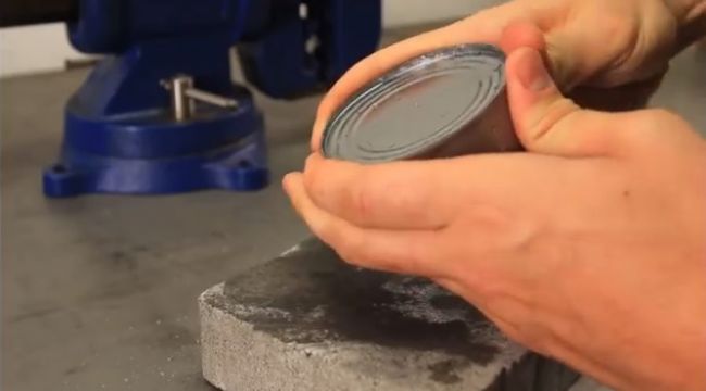 Video: Ako otvoriť konzervu bez otvárača