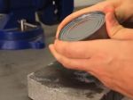 Video: Ako otvoriť konzervu bez otvárača