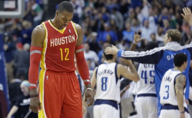 Dwight Howard hodil loptu priamo do fanúšika Dallasu