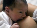 Detí dojčí čoraz viac mamičiek, počet návštev u pediatrov klesá