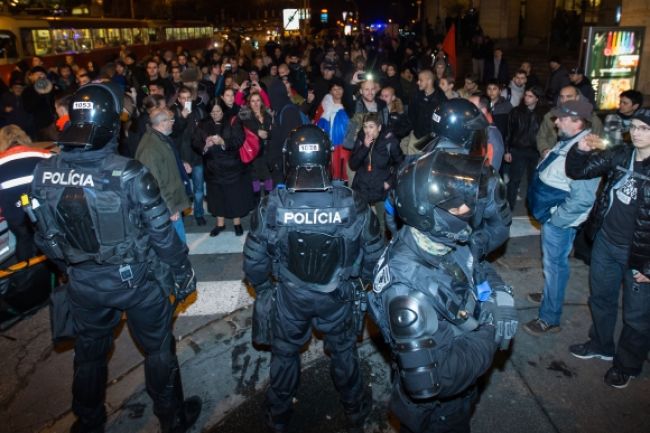 Protestujúci zranili policajtku, zasiahli aj ťažkoodenci