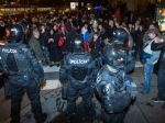 Protestujúci zranili policajtku, zasiahli aj ťažkoodenci