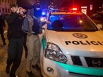 Na proteste v Bratislave zatkli muža, čo vlani pálil vlajku