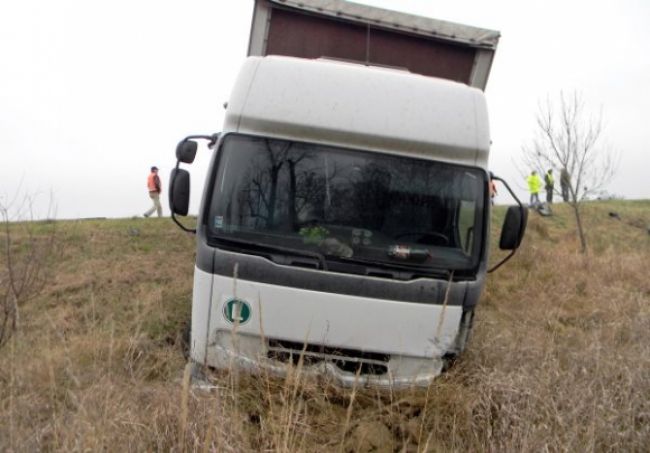 Nákladiak zišiel z cesty, Poliak nafúkal takmer tri promile