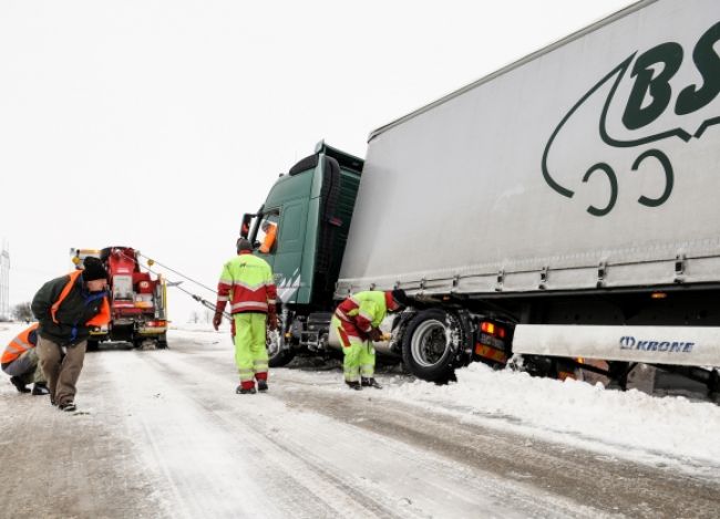 Silný vietor sfúkol tri kamióny, dopravu komplikuje aj sneh