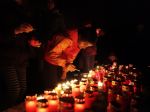 Aktivisti zapaľujú v Bystrici sviečky, nechcú župana Kotlebu