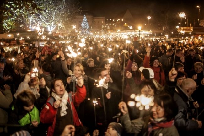 Vianočné trhy v Bratislave žnú úspech, prilákali tisíce ľudí
