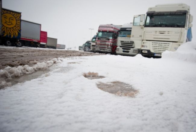 Na severe hrozia snehové jazyky a záveje, platí výstraha