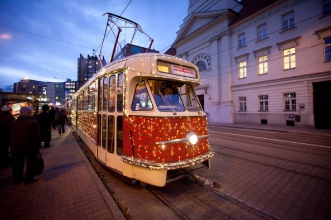 Ulice Bratislavy opäť rozžiari Vianočná električka
