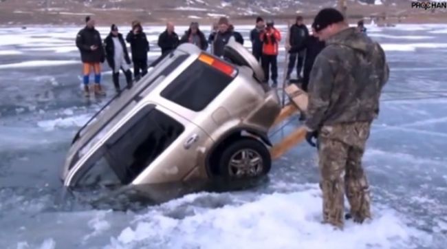 Video: SUV vyťahujú zo zamrznutého jazera v Rusku