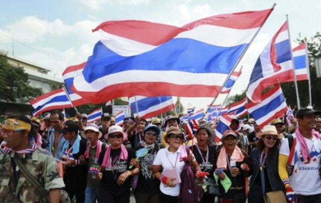 Tisíce Thajčanov sa búria diktatúre, chcú si získať armádu