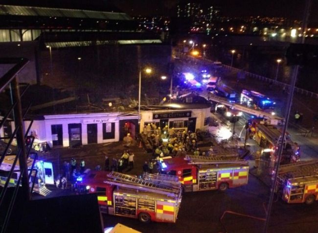 Na preplnený bar v Glasgowe sa zrútila helikoptéra
