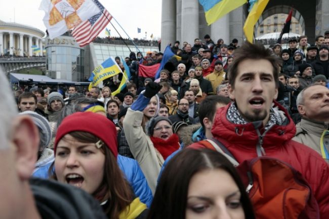 Vyše stotisíc Ukrajincov je v uliciach, protest sa vyostruje