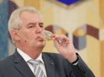 Milošovi Zemanovi klesá popularita, Česi mu vyčítajú alkohol
