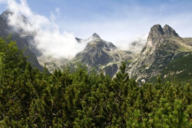 Pondelok spríjemnilo slnko, Tatry ohrozovala víchrica