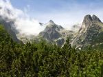 Pondelok spríjemnilo slnko, Tatry ohrozovala víchrica