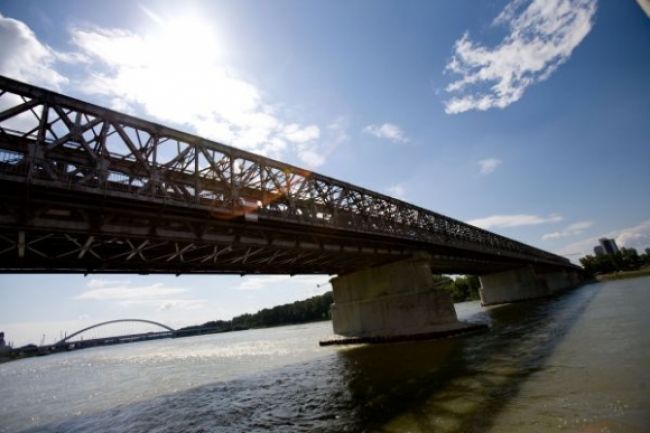 Starý most začali rozoberať, o pamätníku Bratislava nehovorí