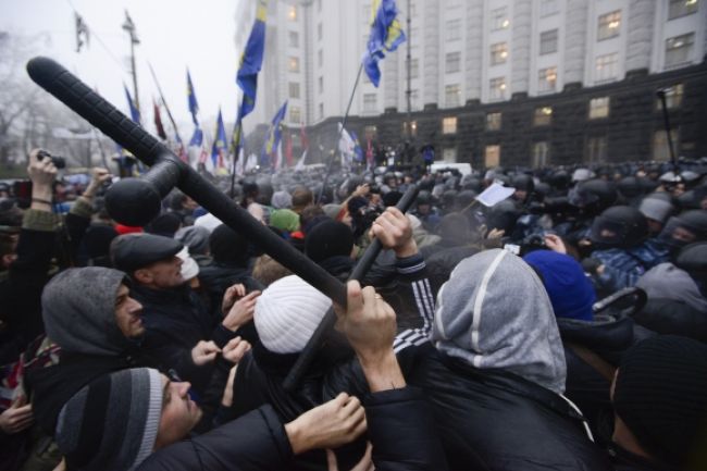 Ukrajinský premiér sa ospravedlnil za brutálny zásah polície