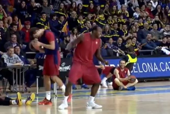 Video: Pivot Barcelony neodmietol tanec pred plnou halou