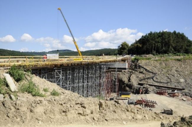 Z rozostavaného mosta spadol robotník, utrpel vážne zranenia