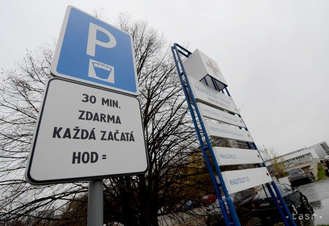 Pred bratislavskými nemocnicami budú protesty proti parkovnému