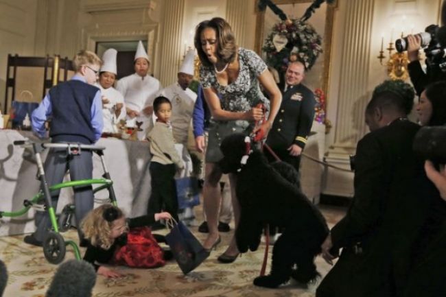 Obamovo neposedné šteňa prevalcovalo malé dievčatko