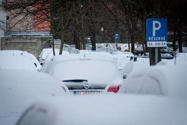 Na východe uviazli autá, Čertovica je zjazdná len s reťazami