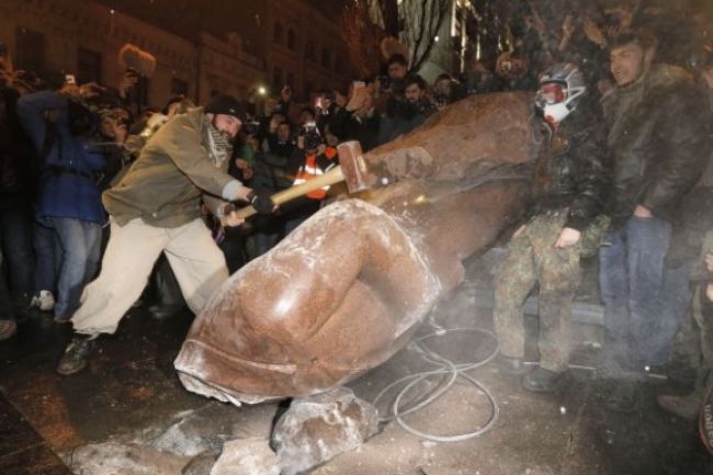 V Kyjeve protestuje milión ľudí, zhodili sochu Lenina