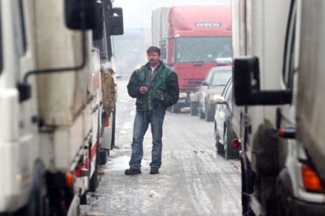 Sneh komplikuje dopravu, na priechodoch sa skrížili kamióny