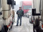 Sneh komplikuje dopravu, na priechodoch sa skrížili kamióny