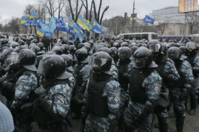 Ukrajinská polícia začala rozoberať protestné tábory