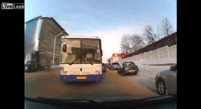 Video: Keď sa na vás rúti autobus